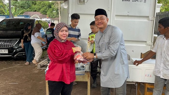Bukti Kepedulian, PT BSS Salurkan 450 Paket Daging Kurban untuk Warga