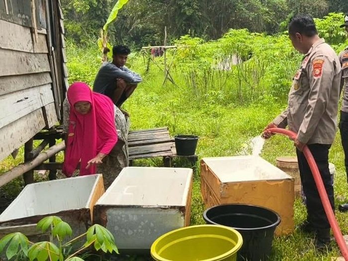 Bantu Warga Kesulitan Akibat Kekeringan, Polres Barsel Salurkan 12 Ribu Liter Air Bersih
