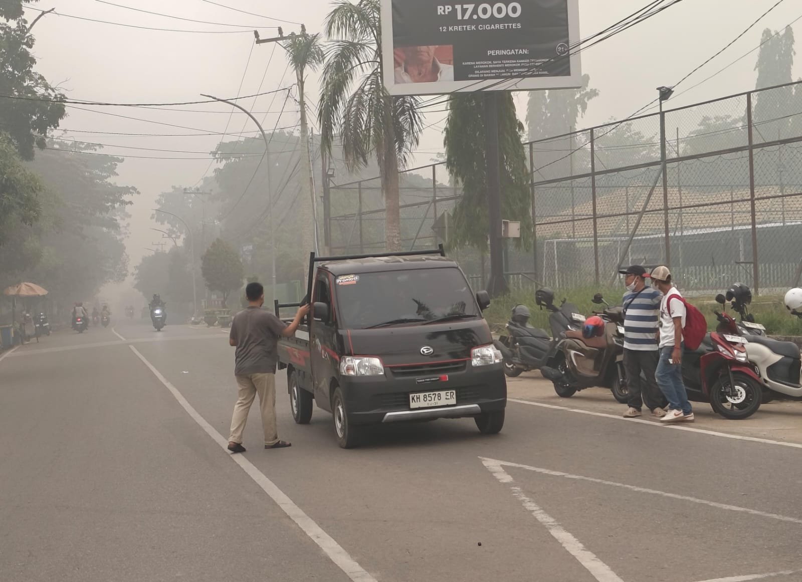 Ratusan Masker Dibagikan PWI Barito Utara untuk Pengendara di Muara Teweh